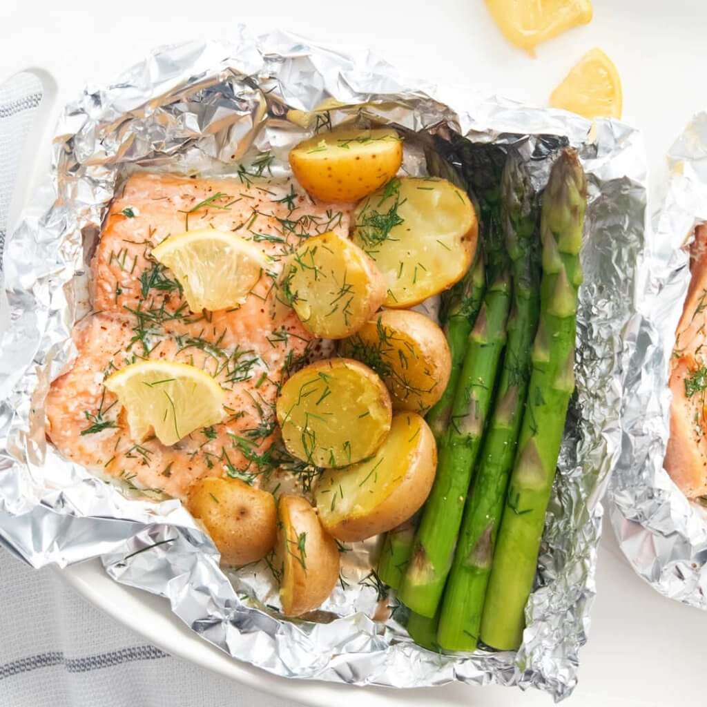 Salmon Parcel with mini potatoes and asparagus in foil