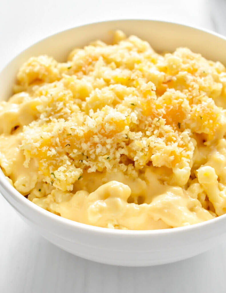 Bowl of macaroni and cheese topped with panko crumbs.