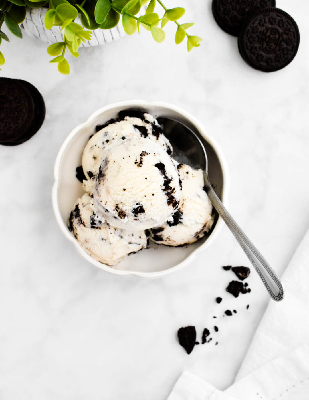 A bowl with 3 scoops of Oreo ice cream.